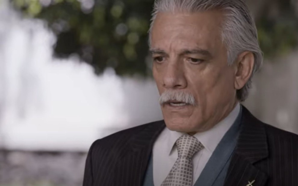 Juan Carlos Barreto grava cena com expressão de espanto, como Manuel em A Usurpadora, remake do SBT