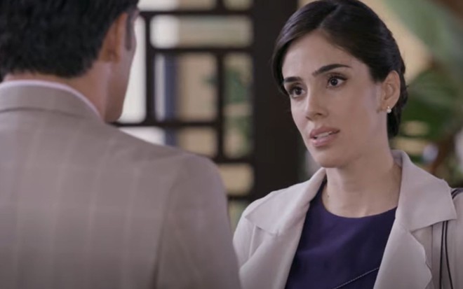Sandra Echeverría grava cena com expressão séria, como Paulina em A Usurpadora, do SBT