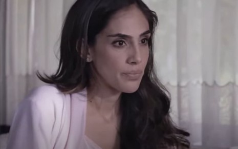 Sandra Echeverria grava cena com expressão séria, como Paulina de A Usurpadora, do SBT