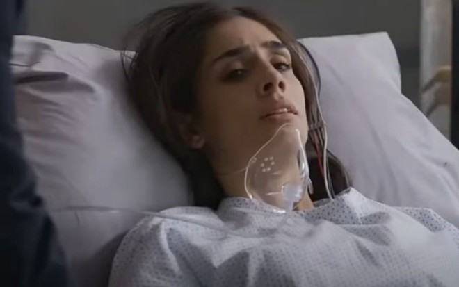 Sandra Echeverría grava cena hospitalizada, com expressão de desespero, como Paulina em A Usurpadora