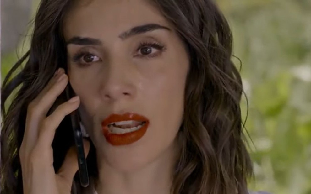 Sandra Echeverría grava cena ao telefone, como Paola em A Usurpadora, do SBT