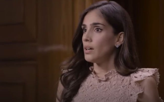 Sandra Echeverría grava cena com expressão séria, como Paola  em A Usurpadora, do SBT