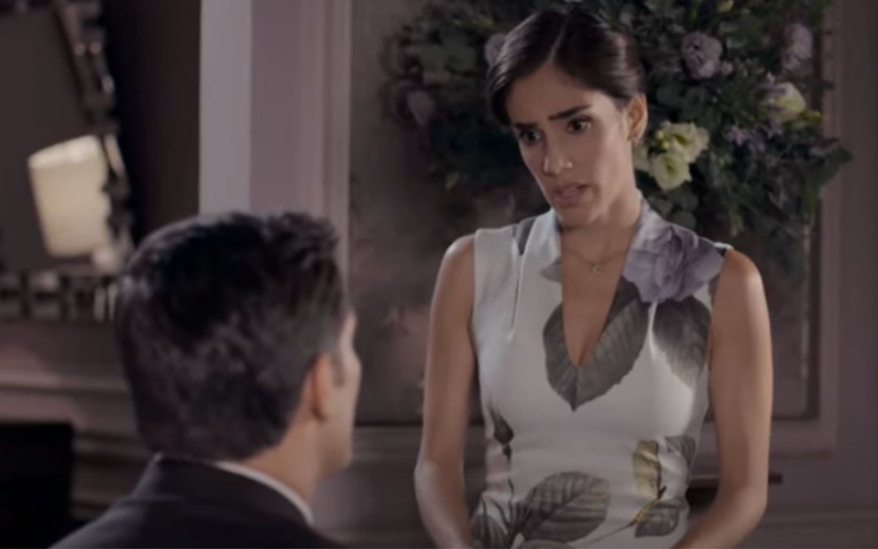 Sandra Echeverría grava cena com expressão séria para Andres Palácios, como Paola e Carlos em A Usurpadora, do SBT