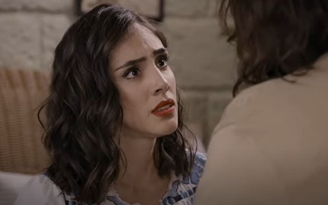 Sandra Echeverría grava cena com expressão séria, como Paola em A Usurpadora, do SBT