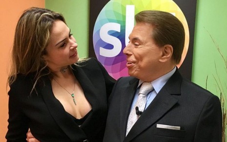 Ana Paula Renault e Silvio Santos se olham em camarim no SBT; os dois estão de preto