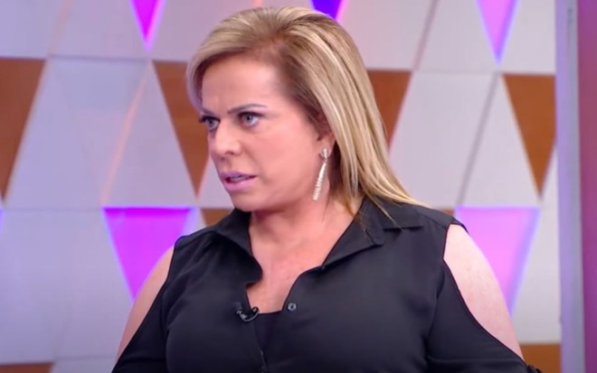 Christina Rocha usa roupa preta no estúdio do Casos de Família, do SBT