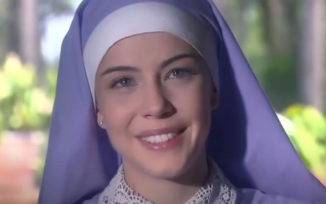Bia Arantes grava cena sorrindo, como Irmã Cecília de Carinha de Anjo