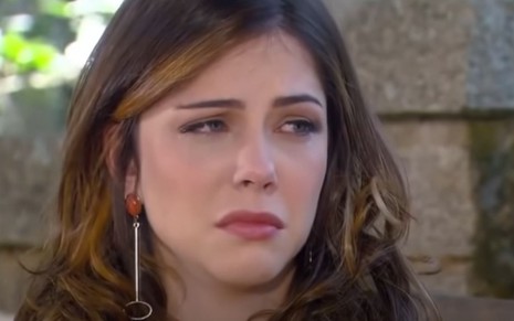 Bia Arantes grava cena com expressão de choro, como Cecília em Carinha de Anjo