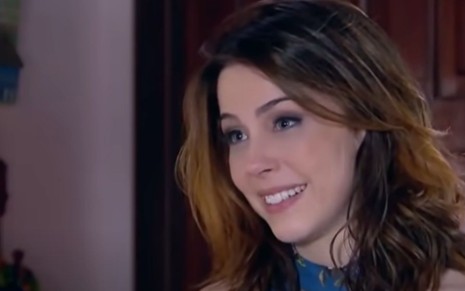Bia Arantes grava cena com expressão feliz, como Cecília de Carinha de Anjo, novela do SBT
