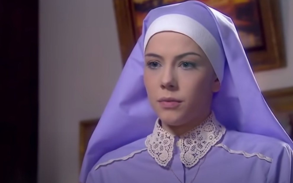 Bia Arantes grava cena com expressão séria, como Irmã Cecília em Carinha de Anjo