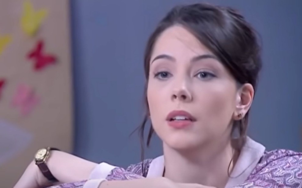 Bia Arantes grava cena com expressão séria, como Cecília de Carinha de Anjo, reprise do SBT
