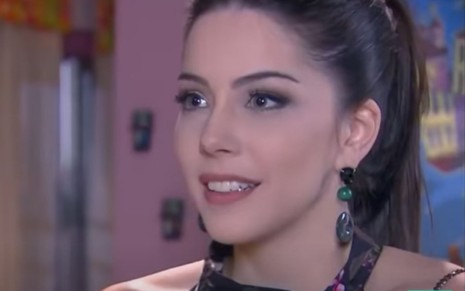 Bia Arantes grava cena com sorriso tenso, como Cecília em Carinha de Anjo