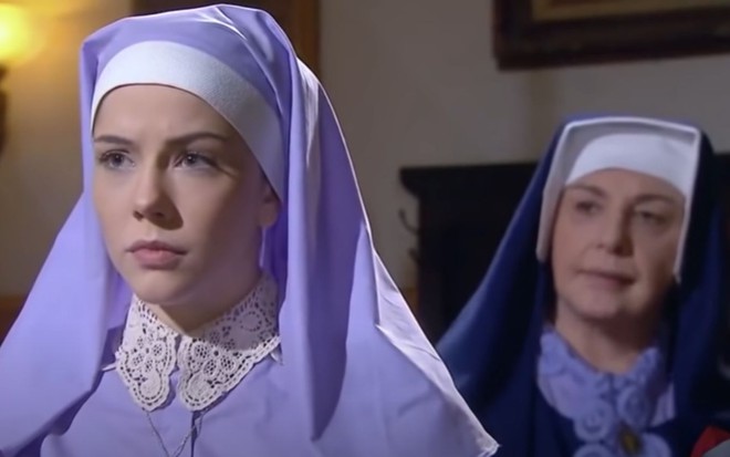 Bia Arantes grava cena com expressão tensa ao lado de Eliana Guttman, como Irmã Cecília e Madre Superiora em Carinha de Anjo