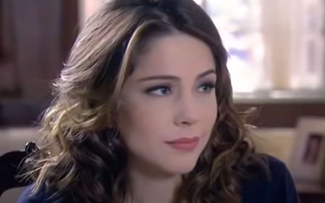 Bia Arantes grava cena com expressão séria, como Cecília em Carinha de Anjo