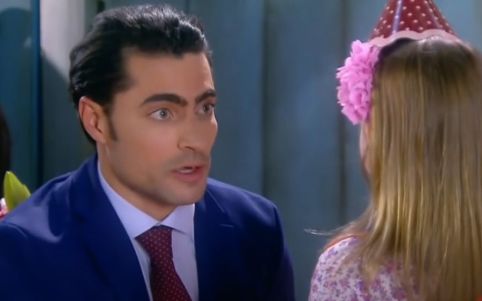 Carlo Porto grava cena com expressão tensa para Lorena Queiroz, que aparece de costas, como Gustavo e Dulce Maria