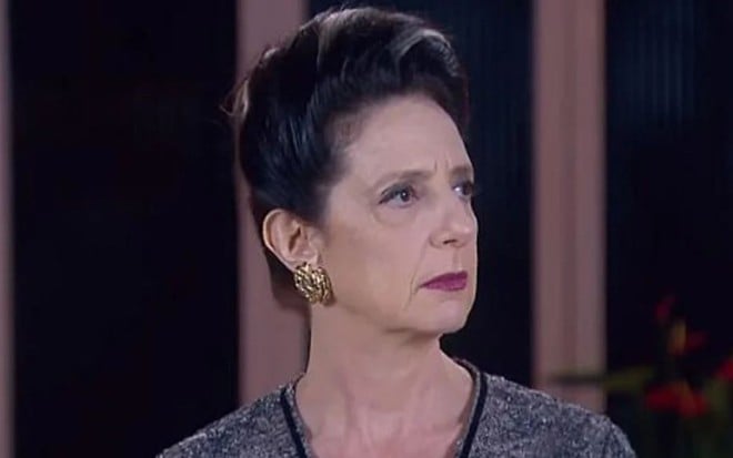 Clarice Niskier grava cena com expressão tensa, como Haydee em Carinha de Anjo