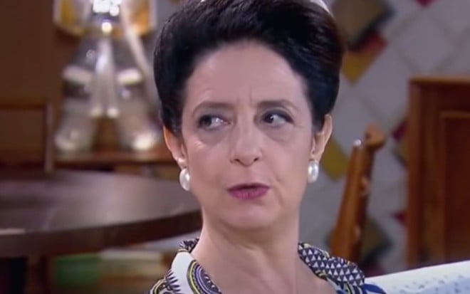 Clarice Niskier grava cena com expressão tensa, como Haydee em Carinha de Anjo, do SBT