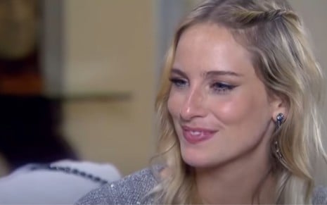 Dani Gondim grava cena com sorriso falso, como Nicole em Carinha de Anjo, do SBT