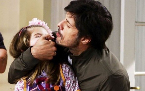 Daniel Alvim grava cena com a mão na boca de Lorena Queiroz, como Leonardo e Dulce Maria