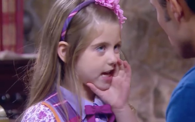 A atriz Lorena Queiroz como a personagem Dulce na novela Carinha de Anjo, do SBT