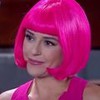 Priscila Sol grava cena com expressão séria, de peruca rosa, como Estefânia de Carinha de Anjo