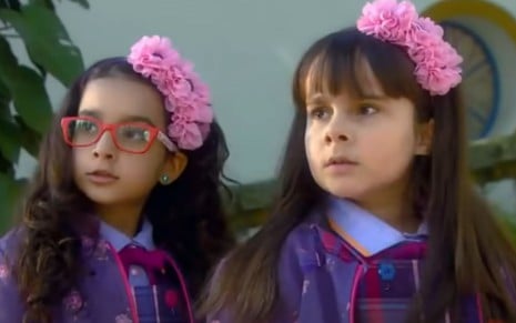 Renata Randel e Sienna Belle gravam cena com expressão desesperada, como Bárbara e Frida, em Carinha de Anjo