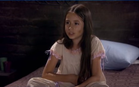 Bianca Paiva, grava cena com aparência assustada com vestido claro em Chiquititas, como Lucia