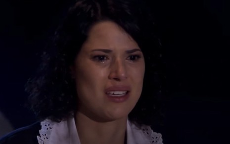 A personagem Carol (Manuela do Monte) chora em cena da novela do SBT Chiquititas