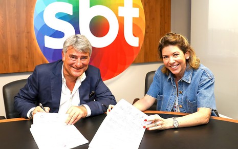 Cleber Machado assina contrato com o SBT ao lado da vice-presidente Daniela Beyruti