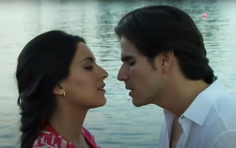 Os personagens Maricruz (Ana Brenda Contreras) e Otávio (Daniel Arenas) em cena de Coração Indomável, novela mexicana do SBT