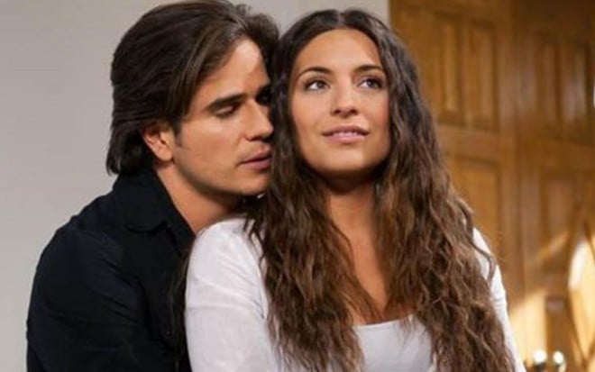 Os personagens Otávio (Daniel Arenas) e Maricruz (Ana Brenda Contreras) na novela mexicana Coração Indomável