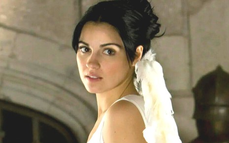 Maite Perroni é protagonista de Cuidado com o Anjo; ela está vestida de branco na imagem