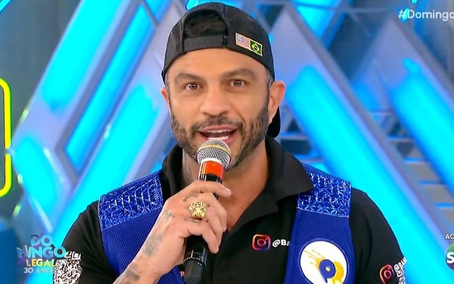 Kleber Bambam encara a câmera do SBT no cenário do Domingo Legal