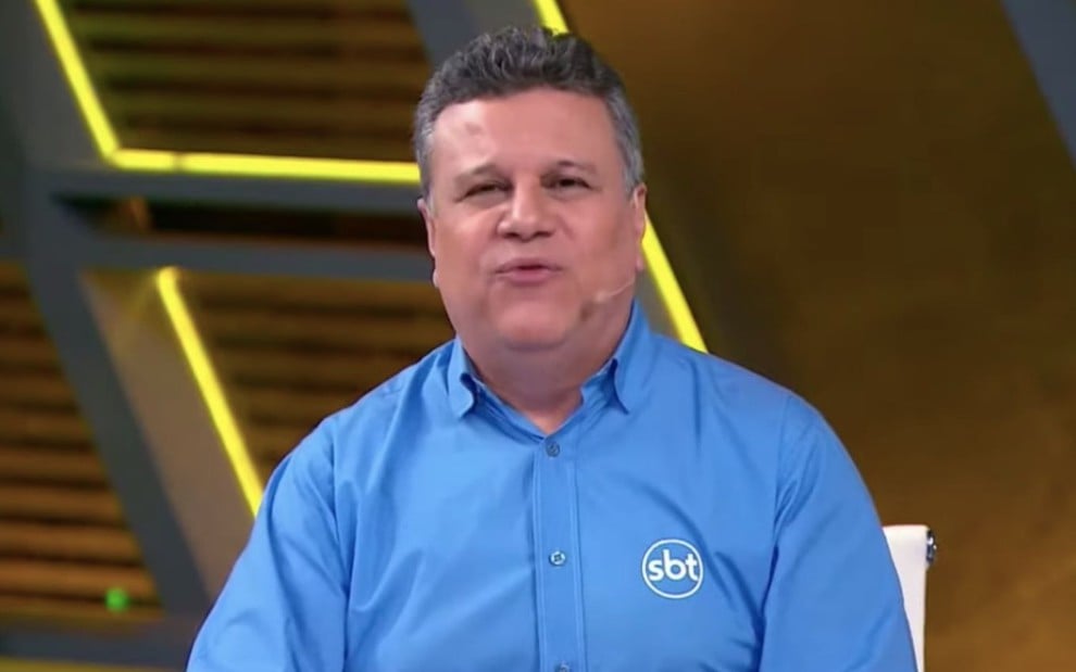 Téo José, em uma transmissão do SBT, com uma camisa azul e apresentando um jogo na Copa América, junto com Mauro Beting e Nadine Basttos