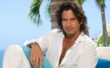 Mario Cimarro caracterizado como Victor, em foto de divulgação da novela Mar de Amor