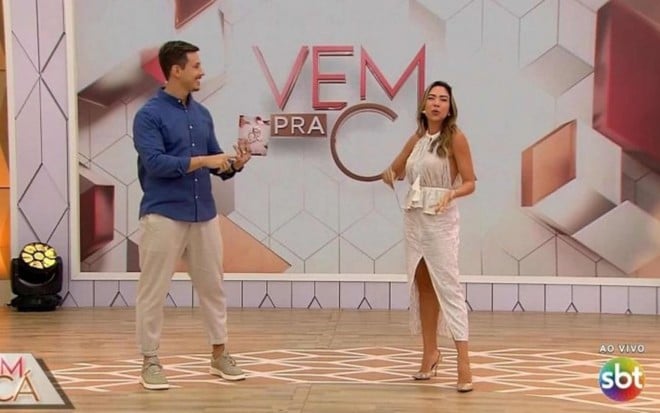 Gabriel Cartolano e Patrícia Abravanel apresentam o programa Vem Pra Cá nos estúdios do SBT