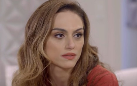 Ana Paula Valverde grava cena com expressão tensa, como Tânia em Poliana Moça