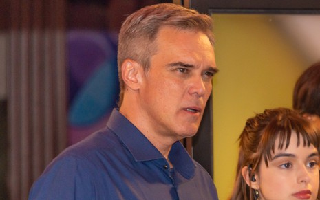 Otto (Dalton Vigh) com expressão séria e camisa azul escuro em cena de Poliana Moça