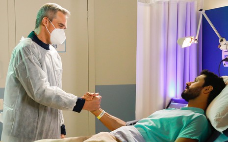 Otto (Dalton Vigh) se despede de Marcelo (Murilo Cezar) na cama do hospital em Poliana Moça