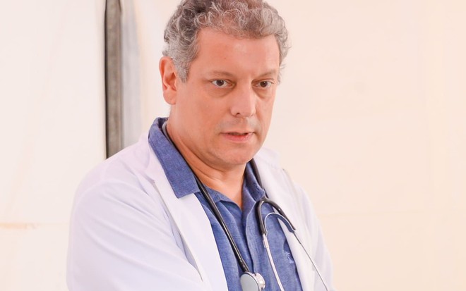 Marcello Airoldi, caracterizado como Davi, tem a expressão preocupada em cena de Poliana Moça