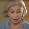 Lilian Blanc caracterizada como dona Branca; atriz tem os cabelos amarelado na altura do queixo e faz expressão aturdida em cena de Poliana Moça