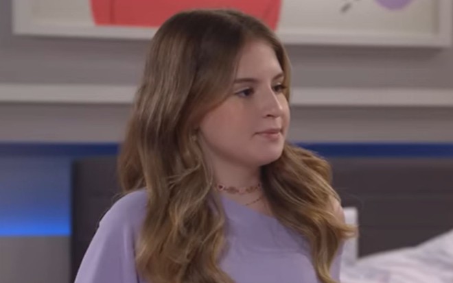 Sophia Valverde grava cena com expressão apreensiva, como Poliana em Poliana Moça