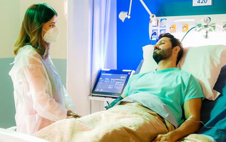 Luísa (Thaís Melchior) cuida de Marcelo (Murilo Cezar) no hospital em cena de Poliana Moça