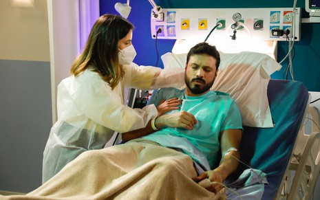 Luísa (Thaís Melchior) cuida de Marcelo (Murilo Cezar) no hospital em cena de Poliana Moça