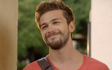 Vincenzo Richy, caracterizado como Vinícius, dá um sorriso sem graça em cena de Poliana Moça