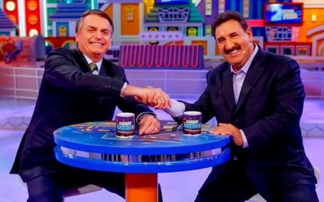 Jair Bolsonaro aperta a mão de Ratinho no palco do Programa do Ratinho no SBT