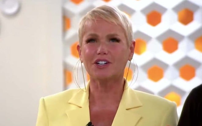 A apresentadora Xuxa Meneghel no Programa Eliana com um vestido amarelo