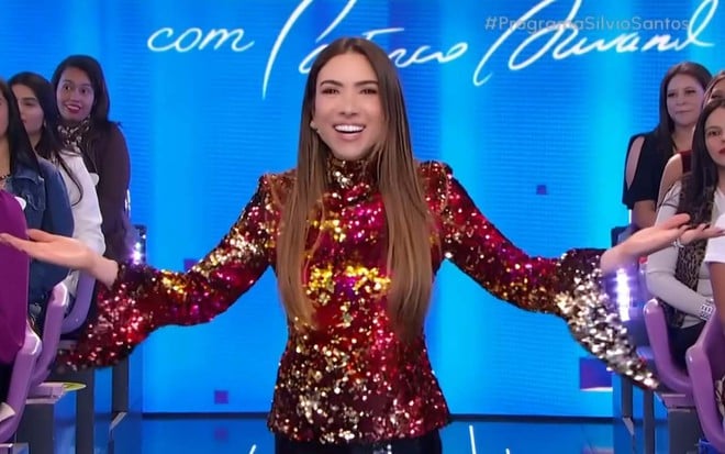 Patricia Abravanel no Programa Silvio Santos do último domingo; ela usa vestido vermelho brilhante