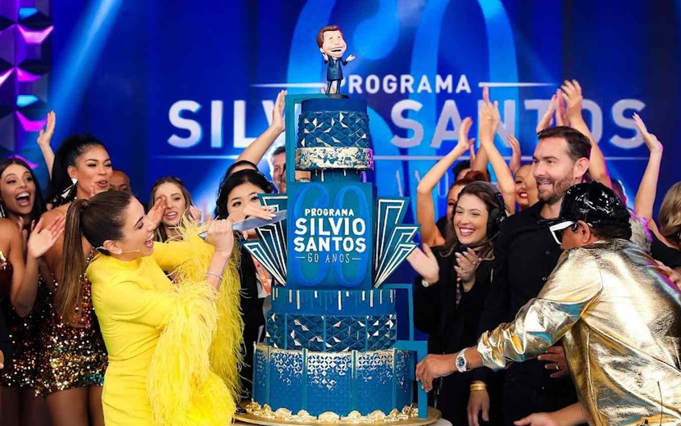 Patricia Abravanel sorri ao cortar bolo gigante de 60 anos do Programa Silvio Santos