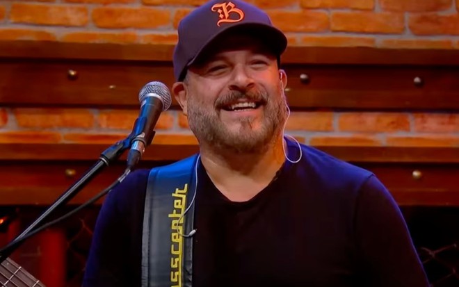 Foto de Mingau no palco do The Noite